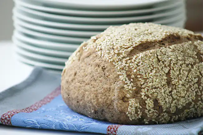 Pão integral com linhaça e crosta de gergelim