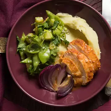Papilote de frango com purê de batata-doce e refogado de legumes
