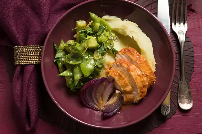 Receita de Papilote de frango com purê de batata-doce e refogado de legumes