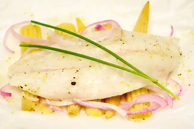 Papilote de peixe com legumes