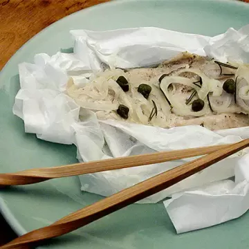 Papilote de pescada com alcaparras