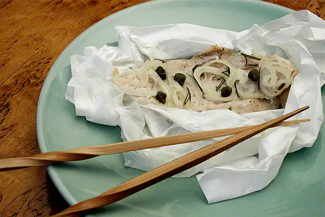 Papilote de pescada com alcaparras