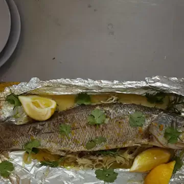 Papilote de robalo com limão-siciliano