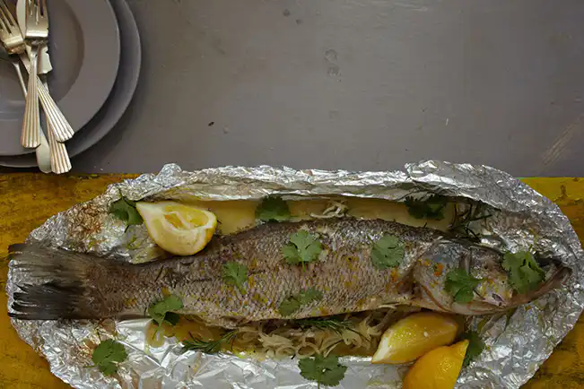 Papilote de robalo com limão-siciliano