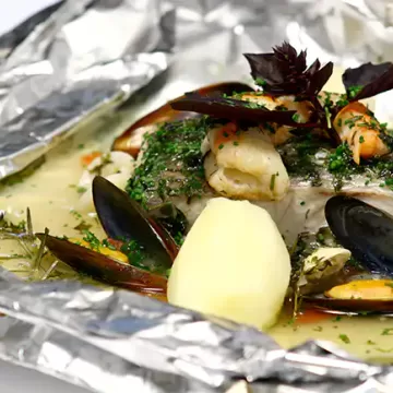Papilote de robalo e crustáceos à provençal
