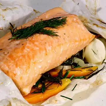 Papilote de salmão com legumes