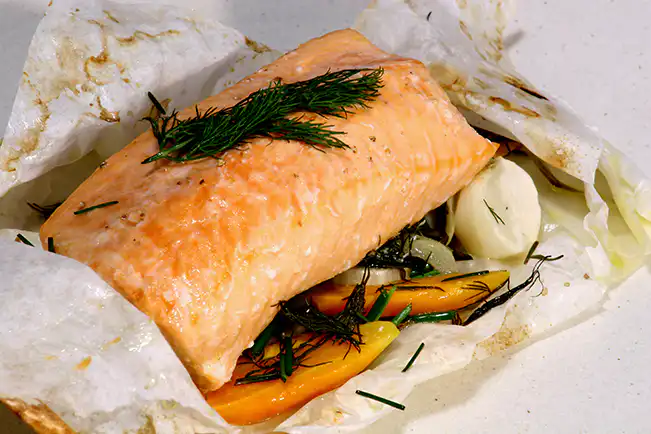Papilote de salmão com legumes