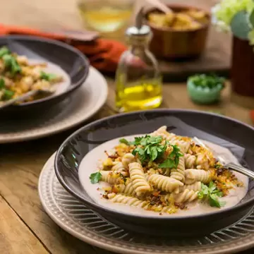Pasta e fagioli com farofinha de pão