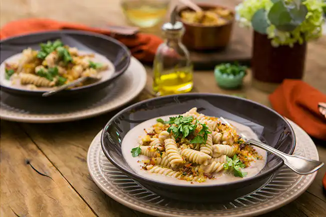 Pasta e fagioli com farofinha de pão