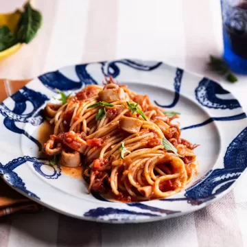 Pasta risotata com tomate e lula
