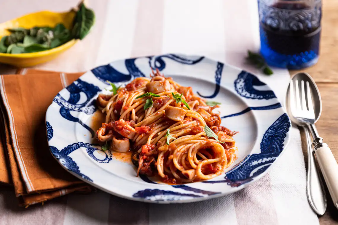 Pasta risotata com tomate e lula