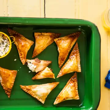 Pastel assado com recheio de ricota e espinafre