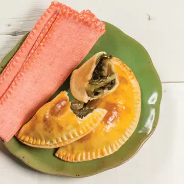 Pastel de escarola refogada com uva-passa