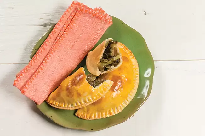 Receita de Pastel de escarola refogada com uva-passa