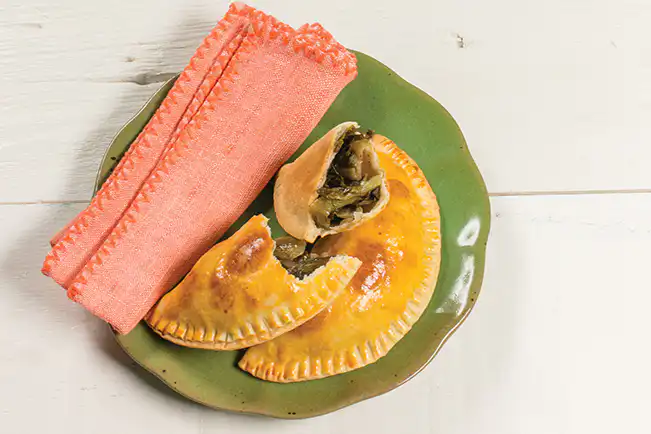 Pastel de escarola refogada com uva-passa