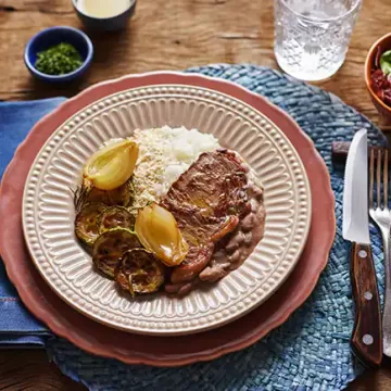 Pê-efe de bife com abobrinha assada