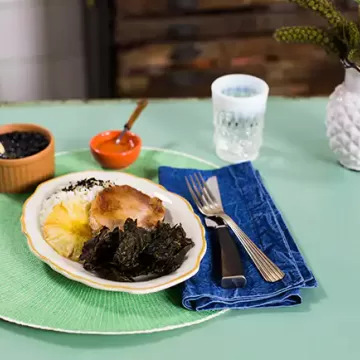 Pê-efe de bisteca com abacaxi, arroz com furikake de couve e feijão com leite de coco