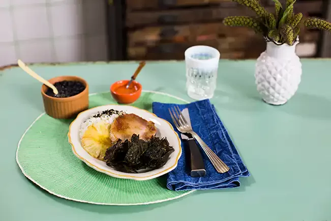 Receita de Pê-efe de bisteca com abacaxi, arroz com furikake de couve e feijão com leite de coco