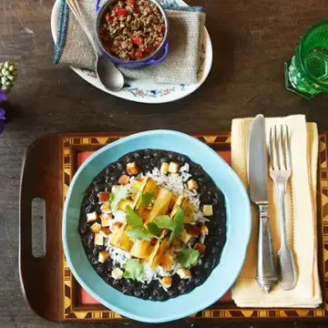 Pê-efe de carne moída com palitos de mandioca assada