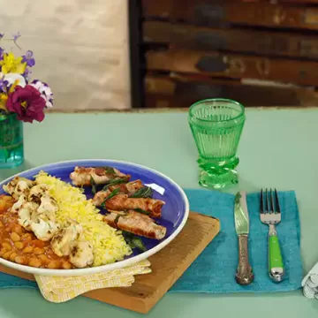 Pê-efe de escalopinho de lombo com bacon e sálvia e couve-flor grelhada