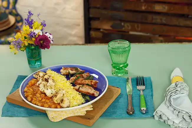 Receita de Pê-efe de escalopinho de lombo com bacon e sálvia e couve-flor grelhada
