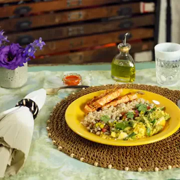 Pê-efe de espetinhos de frango e farofa de quiabo