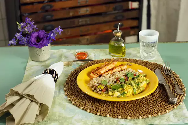 Receita de Pê-efe de espetinhos de frango e farofa de quiabo