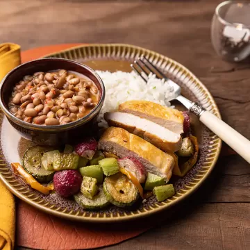 Pê-efe de filé de frango grelhado e legumes assados