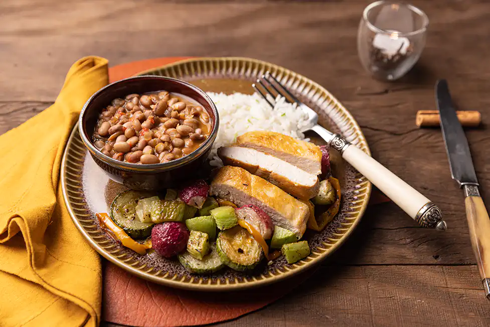 Pê-efe de filé de frango grelhado e legumes assados