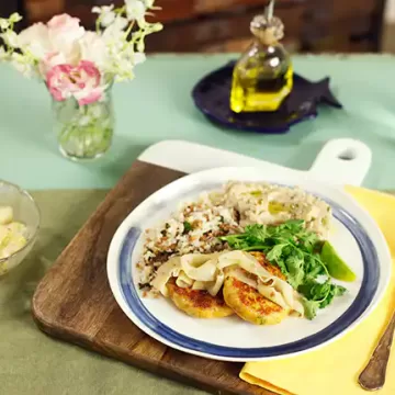 Pê-efe de hambúrguer de peixe com picles de chuchu