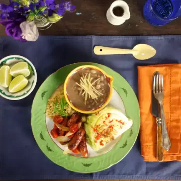 Pê-efe de linguiça acebolada e repolho grelhado
