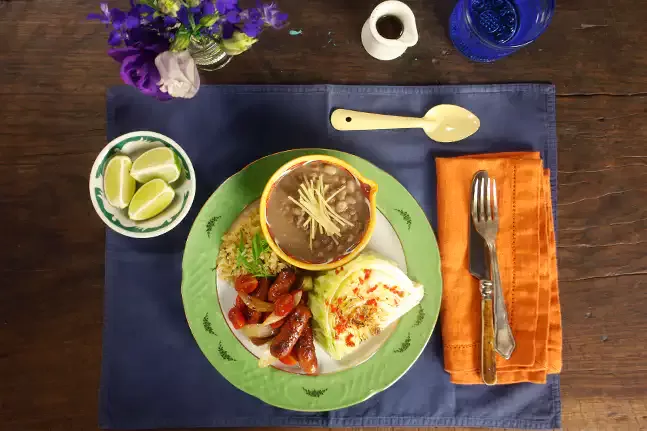 Receita de Pê-efe de linguiça acebolada e repolho grelhado