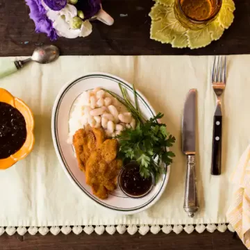 Pê-efe de milanesa de frango com geleia de tomate e pimenta