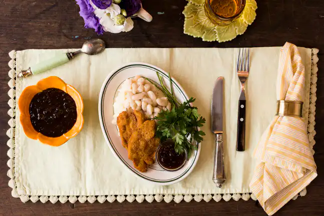 Pê-efe de milanesa de frango com geleia de tomate e pimenta