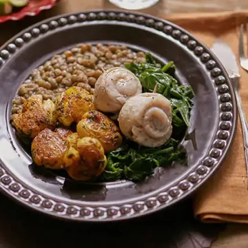 Pê-efe de peixe com espinafre, batata bolinha ao murro e lentilha