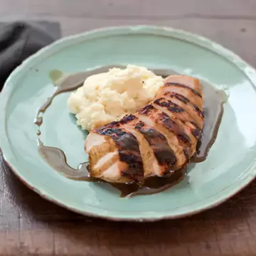 Peito de frango com molho de laranja e purê de batata