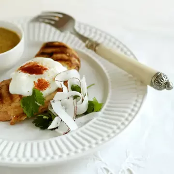 Peito de frango com páprica picante e iogurte com leite de coco