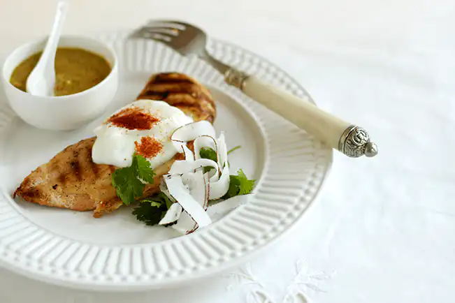 Peito de frango com páprica picante e iogurte com leite de coco