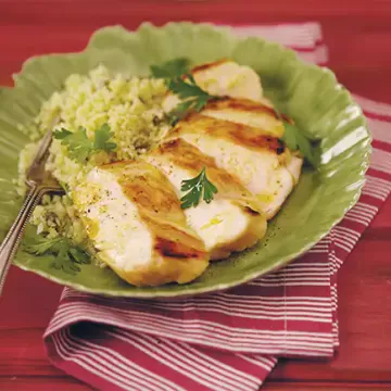 Peito de frango grelhado com cuscuz de couve-flor