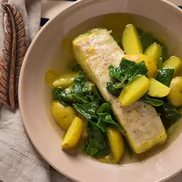 Peixe com batata e espinafre