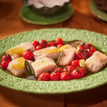 Peixe confitado no azeite com limão e tomilho