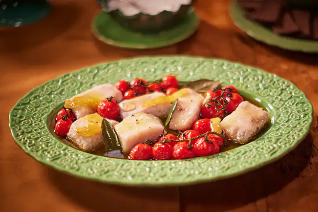 Peixe confitado no azeite com limão e tomilho