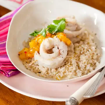 Peixe em roseta com arroz integral e chutney de manga