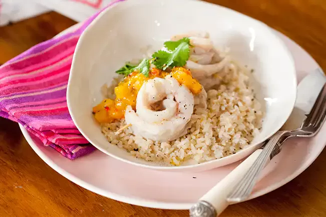 Receita de Peixe em roseta com arroz integral e chutney de manga