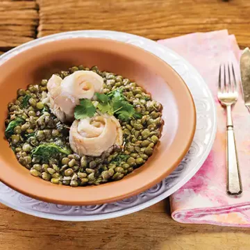 Peixe em roseta com folhas de coentro