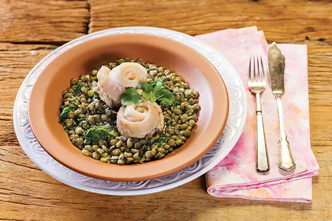 Peixe em roseta com folhas de coentro