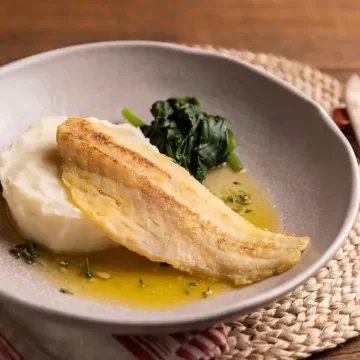 Peixe grelhado com molho de manteiga e limão