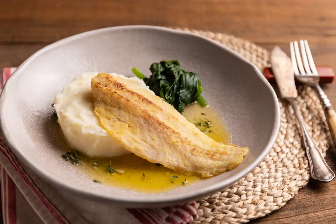 Peixe grelhado com molho de manteiga e limão
