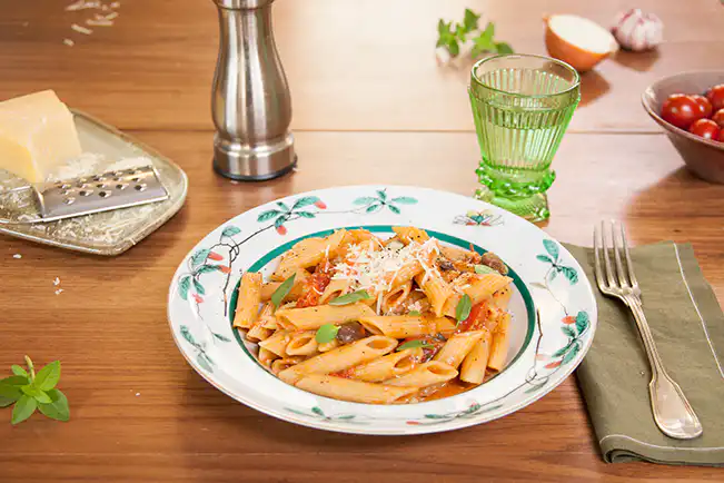 Penne ao tomate e azeitona em uma panela só