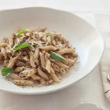 Pennette com tapenade de azeitonas e manjericão